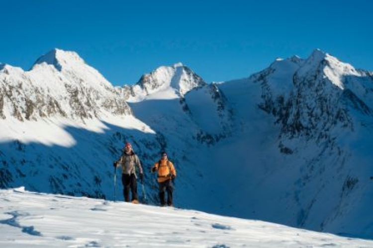 Snowshoeing hire in Borovets